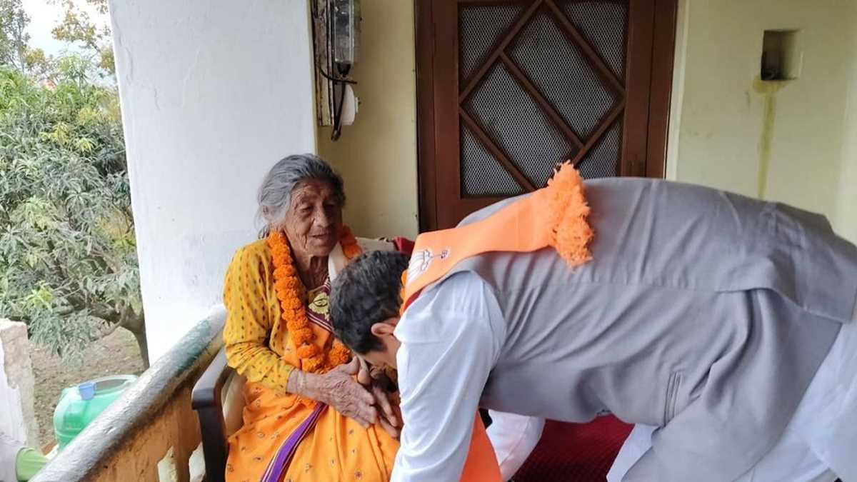 पौड़ी गढ़वाल से भाजपा प्रत्याशी अनिल बलूनी पंचूर गांव में यूपी के मुख्यमंत्री योगी की मां से मिले